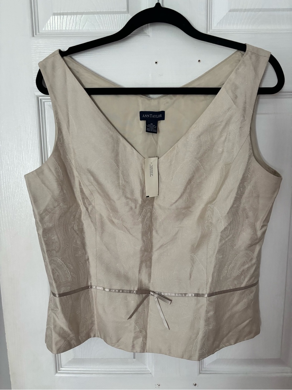 ANN TAYLOR Cream V-Neck Sleeveless Dressy Topw